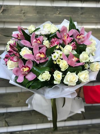 Букет цветов из: Розы и Хризантемы в Нарышкино