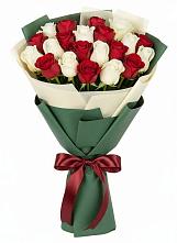 Букет Микс из красных и белых роз в Нарышкино