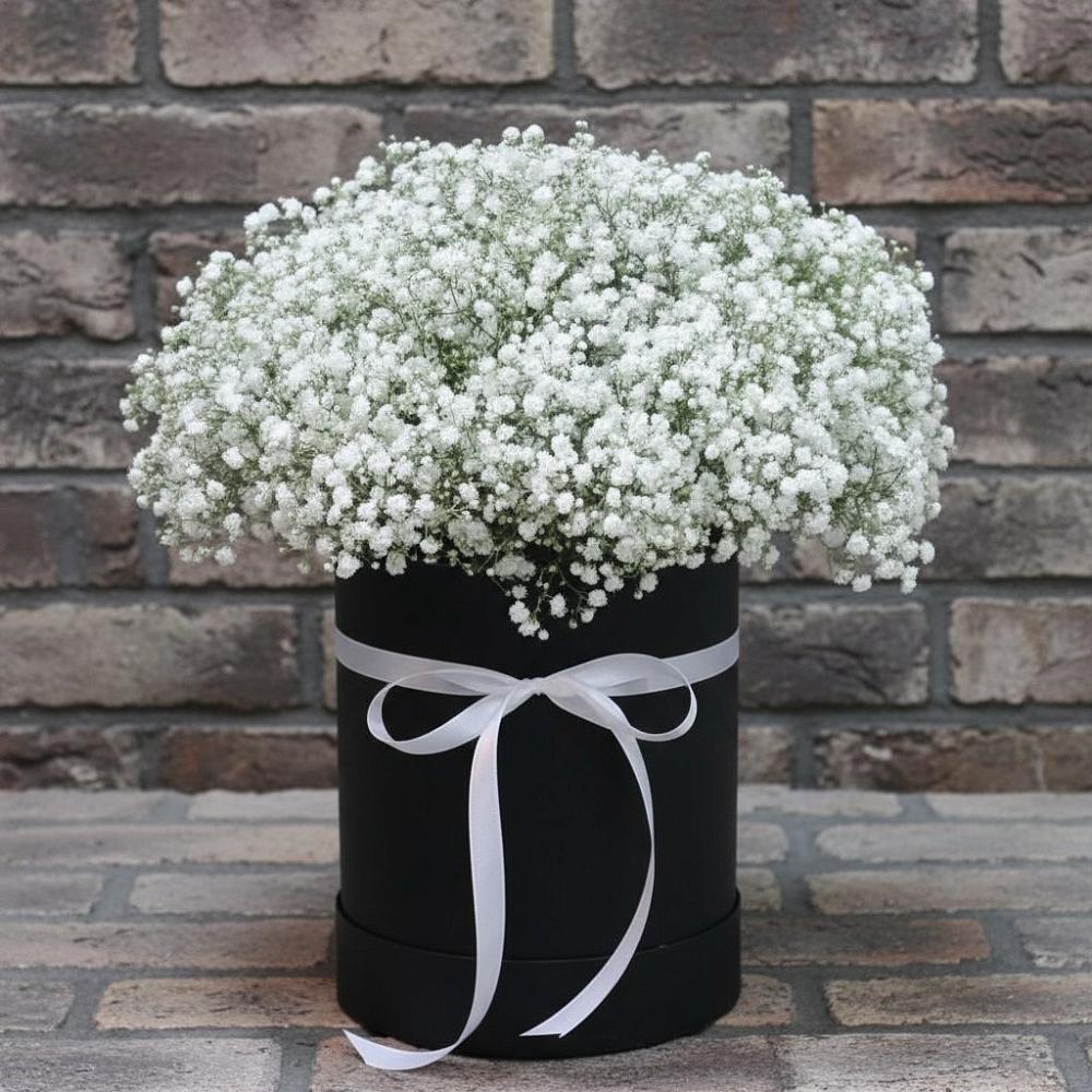 Цветочная композиция из Гипсофила в шляпной коробке в Нарышкино