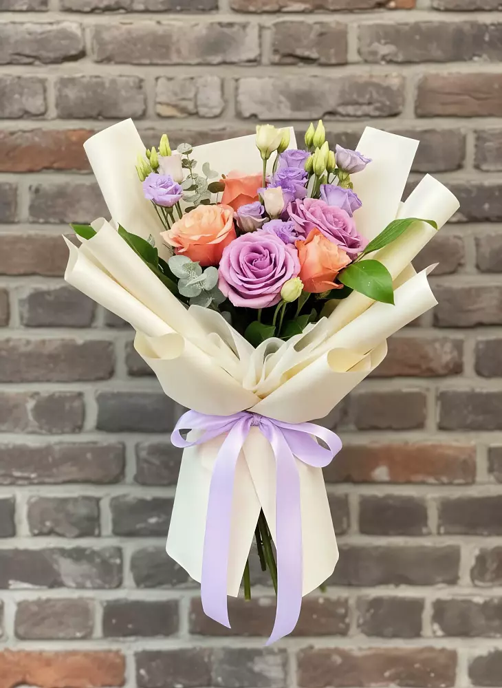 Букет цветов из: Лизиантусы и Розы в Нарышкино