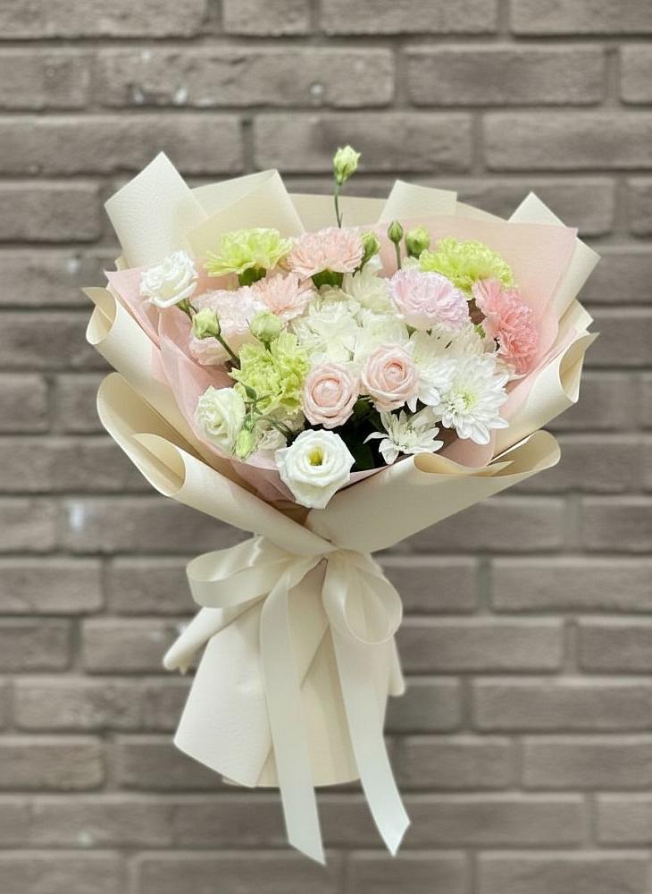 Букет цветов из: Гвоздики, Розы, Лизиантусы и Хризантемы в Нарышкино