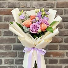 Букет цветов из:  Лизиантусы и Розы в Нарышкино