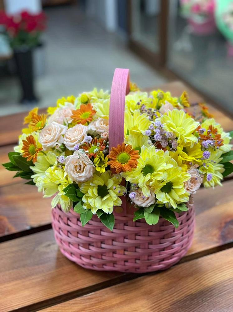Цветочная композиция из Хризантемы и Розы в корзине в Нарышкино