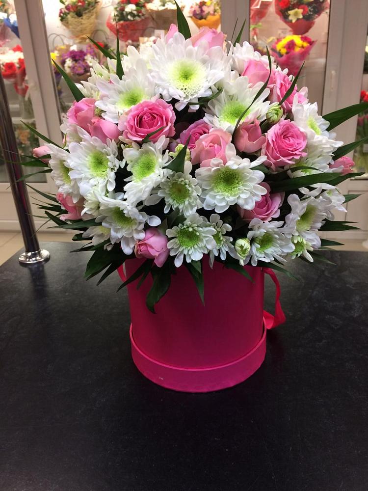 Цветочная композиция из Розы и Хризантемы в шляпной коробке в Нарышкино