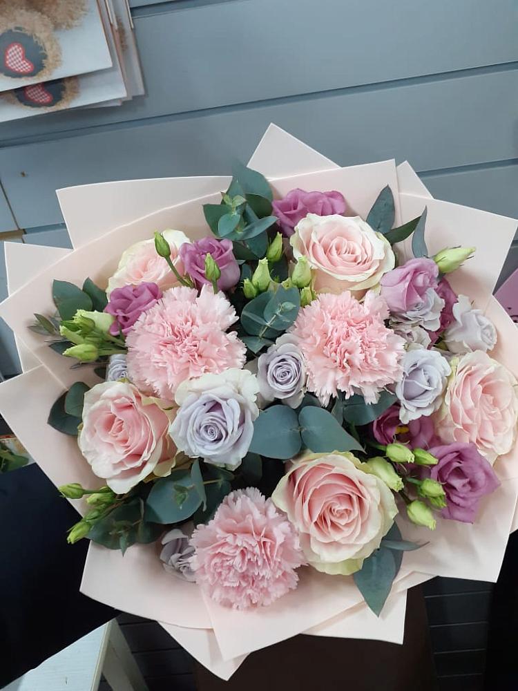 Букет цветов из: Розы, Гвоздики и Лизиантусы в Нарышкино