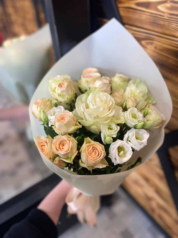 Букет цветов из: Розы и Лизиантусы в Нарышкино